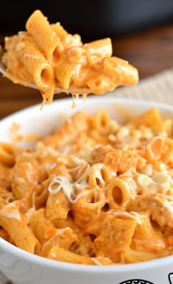 Buffalo Chicken Pasta – Creamy, Spicy & Comfort-Packed Weeknight Favorite